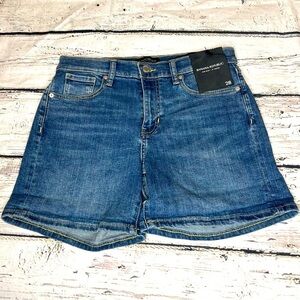 NWT Banana Republic Denim Mid-Rise Short Size 28